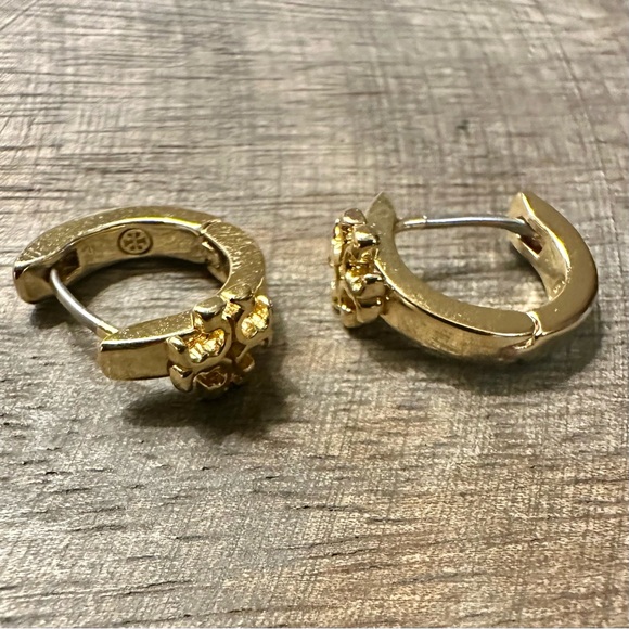 New Auth TORY BURCH ICON HUGGIE EARRINGS in Gold on TB Earring Card - Picture 7 of 12